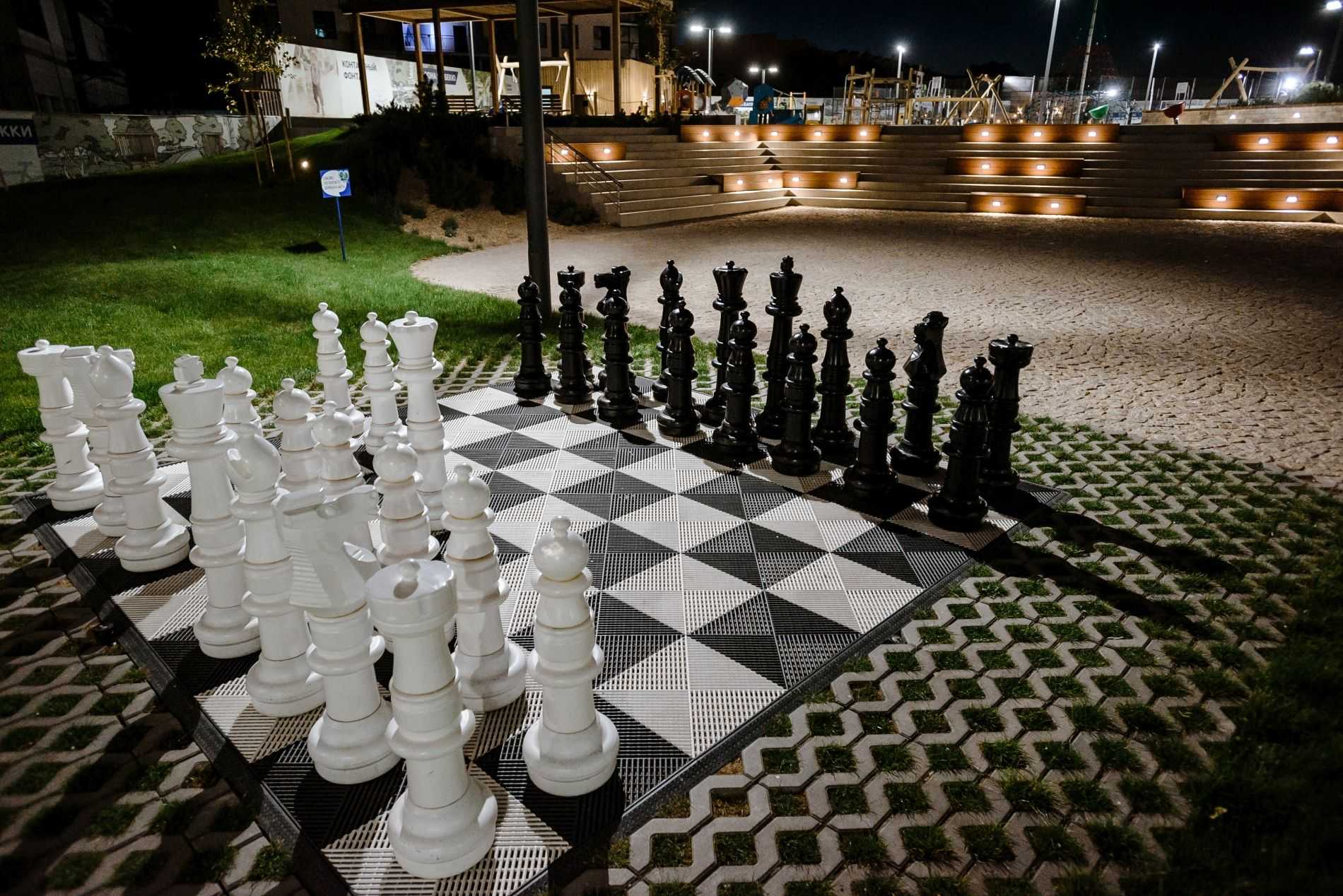Шахматы торонто. Гигантские шахматы. Шахматы в парке. Большие уличные шахматы. Большие шахматы на улице.