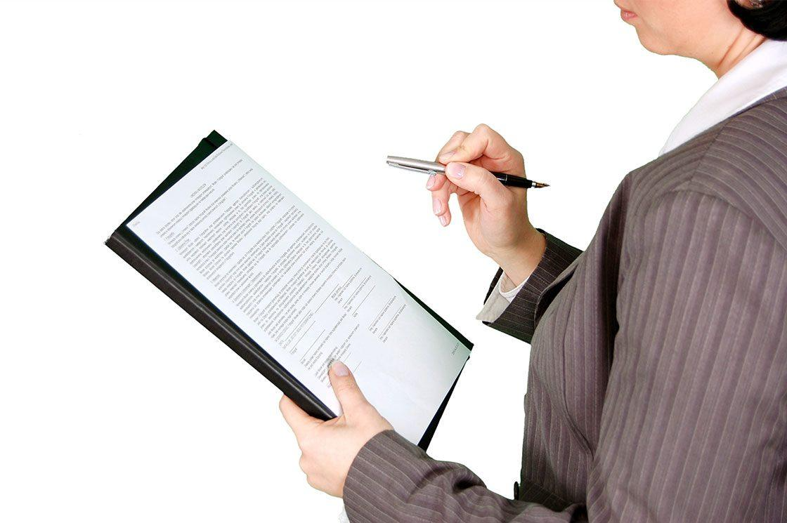 Заполнить бумаги. Контроль исполнения. Подписание документа на белом фоне. Человек заполняет бумаги. Изучение документов.