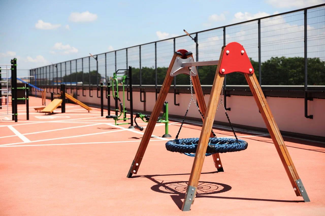 Спортивные площадки для детей и подростков на территории комплекса