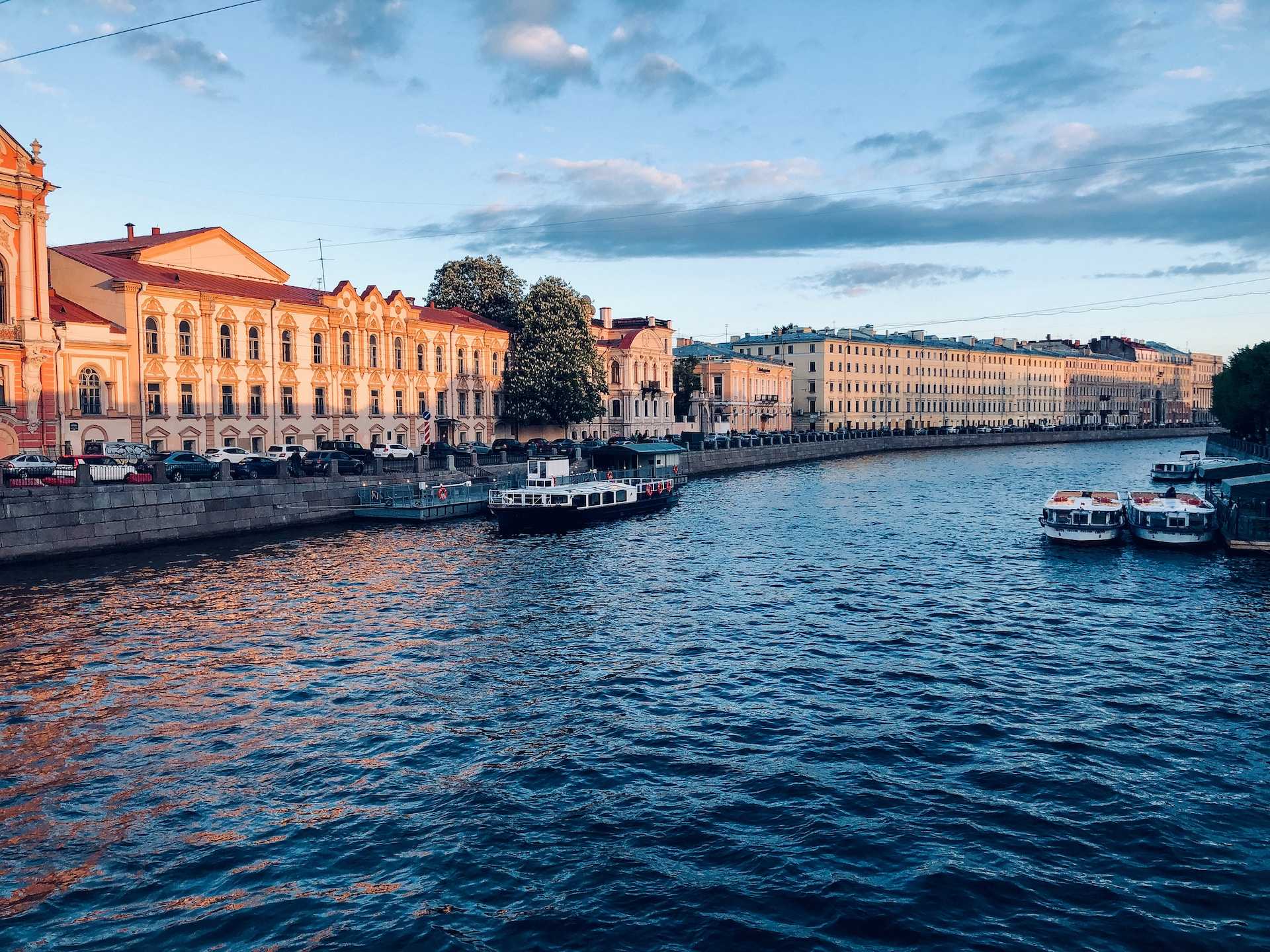 Река Нева в Санкт-Петербурге. Фото взято с:&nbsp;https://unsplash.com/photos/two-white-motorboats-Ba5pytyJW4Q