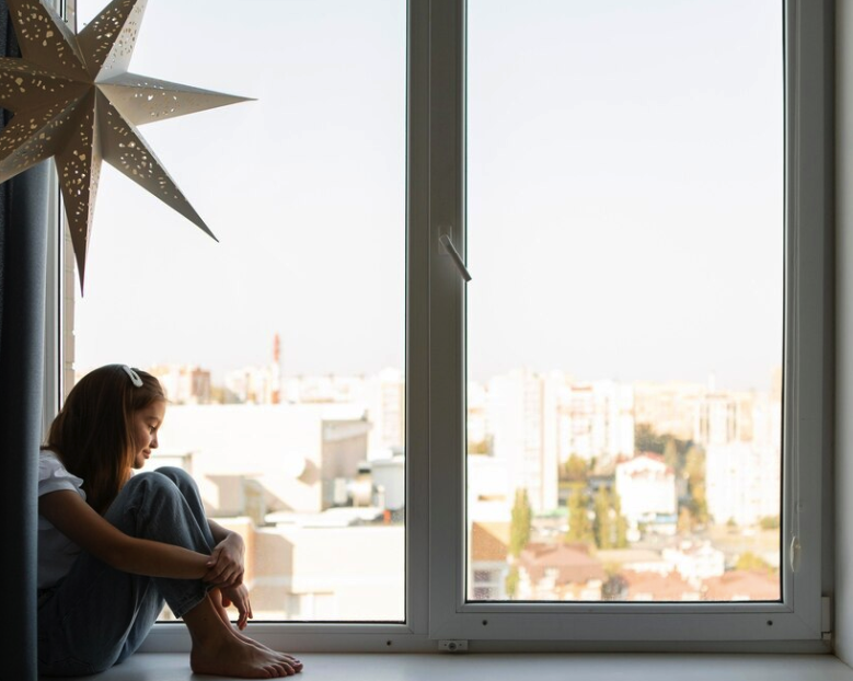 Как стать окном. Стандартные маленькие пластиковые окна. Looking out of the Window. Look out of the Window.